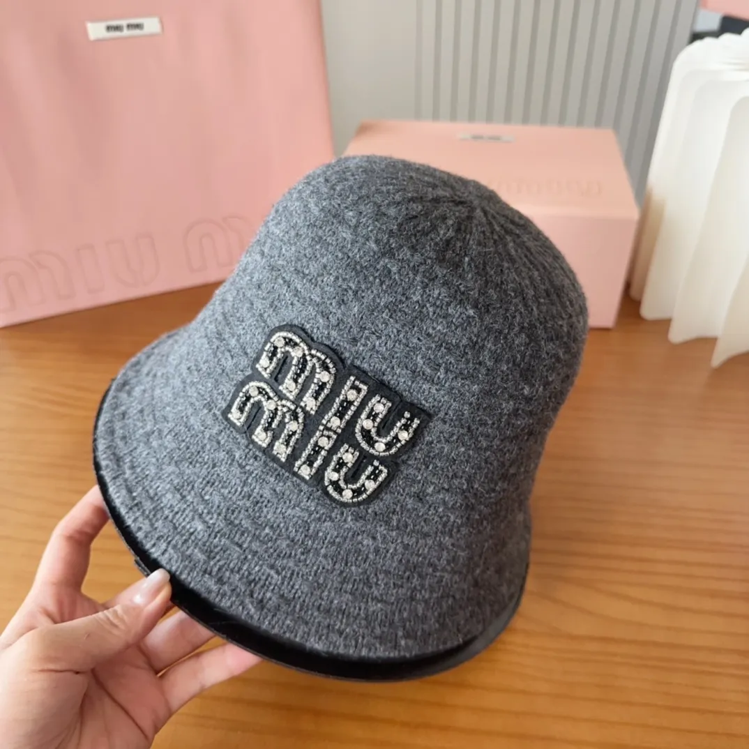 💰60 MIUMIUI knitted striped bucket hat. The soft and waxy striped bucket hat is my favorite. The shape is nice and it looks gentle when paired with the same color.