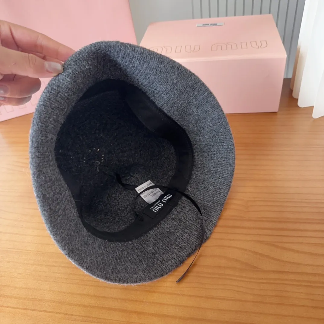 💰60 MIUMIUI knitted striped bucket hat. The soft and waxy striped bucket hat is my favorite. The shape is nice and it looks gentle when paired with the same color.
