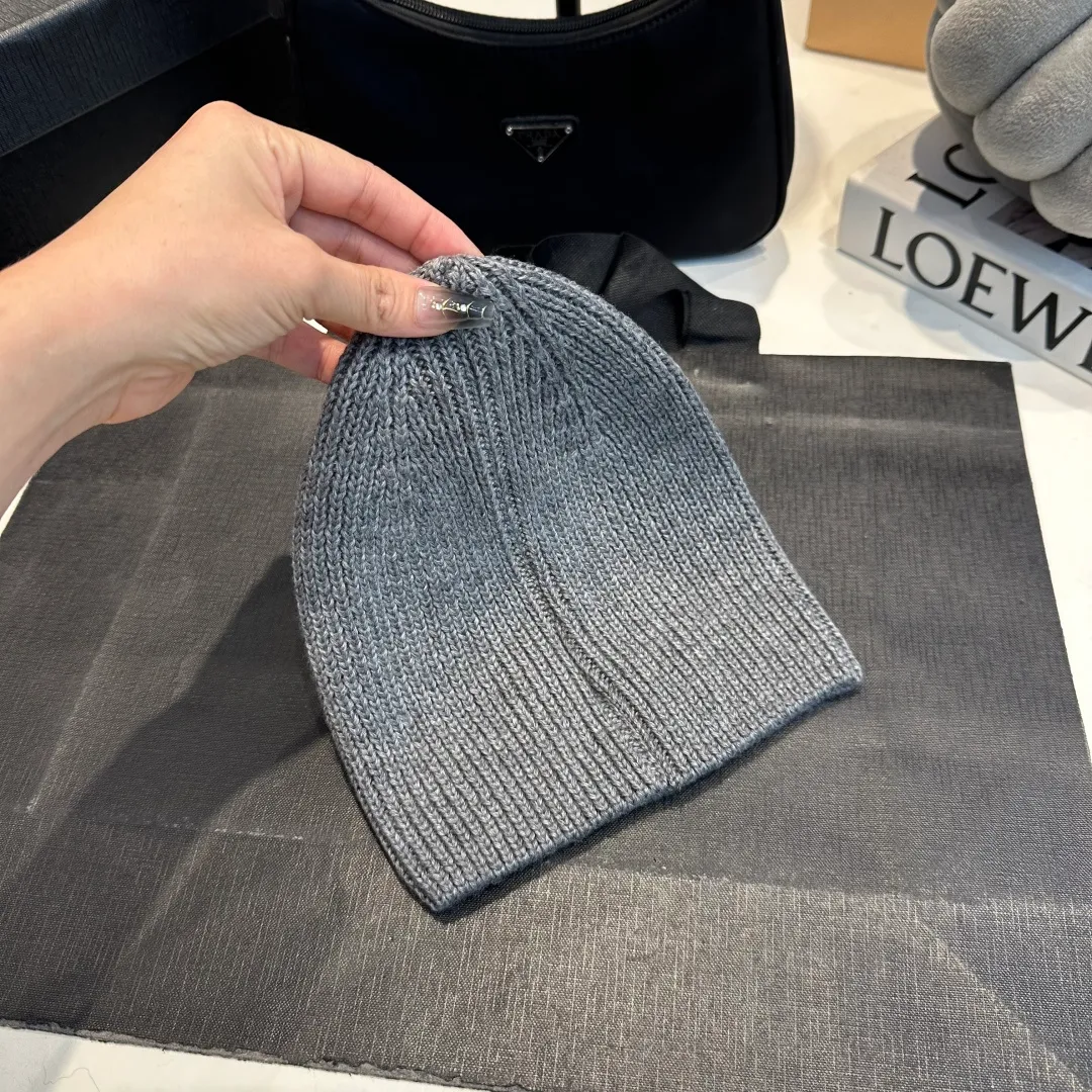 P50 MiuMiu Miu Miu's best-selling model, miumiu's new fall and winter counter knitted woolen hats for men and women, with first-class texture, perfect for going out on the street!