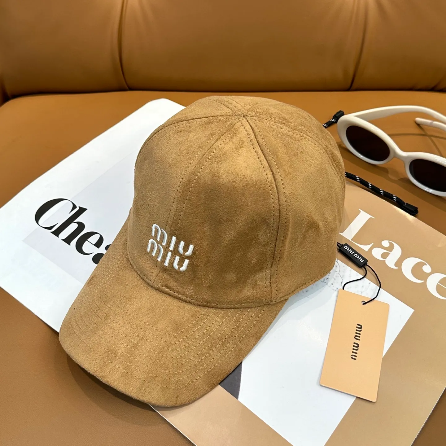 P70 miumiu Miu Miu's new leather baseball cap. The colors are so special~ Close your eyes and look in. They are all white colors. Same style for men and women.