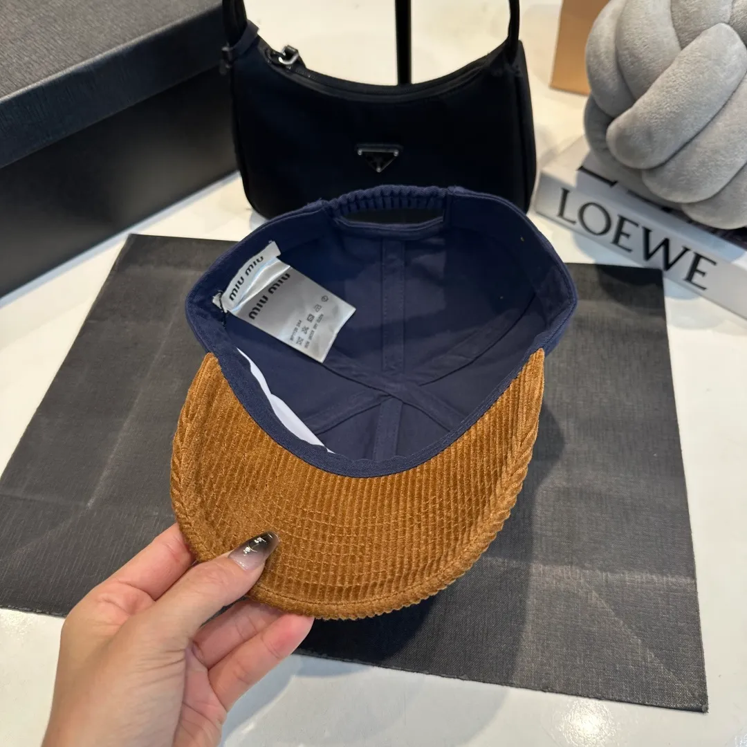 P60 MIU MIU new baseball cap This denim denim baseball cap is decorated with MIUMIU Cruise embroidered micro logo on the side, highlighting the simple brand style and creating a refined, comfortable and charming look.