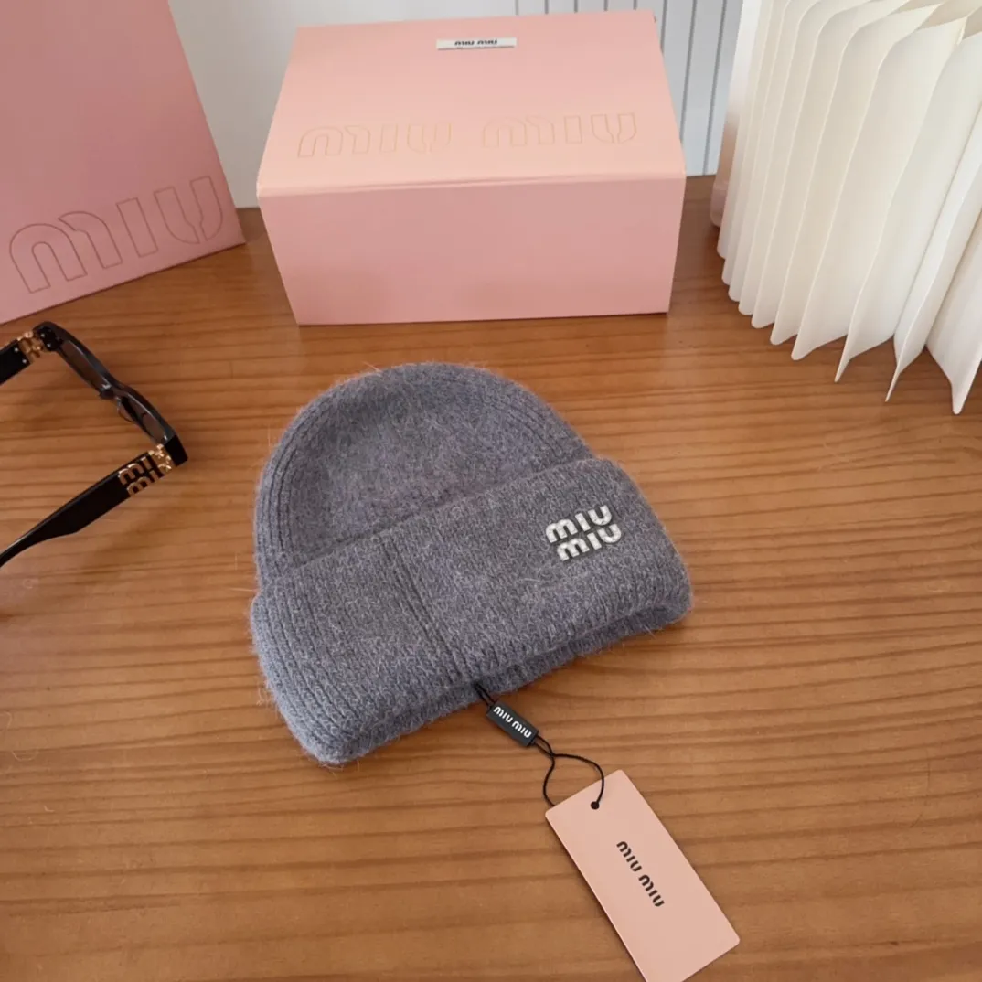 💰56 miumiu🐰Angora rabbit fur autumn and winter woolen hat This high-grade gray dyeing is very difficult to dye! What's more, the material of rabbit fur is like starting from scratch! Highly recommend to everyone. This hat goes well with any type of clothing. It can be both casual and sweet!