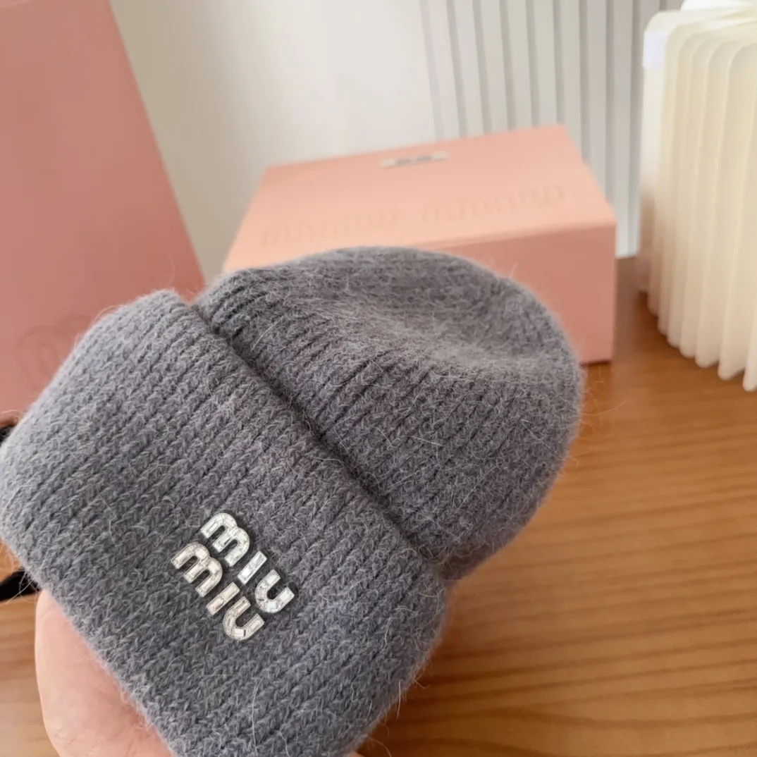 💰56 miumiu🐰Angora rabbit fur autumn and winter woolen hat This high-grade gray dyeing is very difficult to dye! What's more, the material of rabbit fur is like starting from scratch! Highly recommend to everyone. This hat goes well with any type of clothing. It can be both casual and sweet!