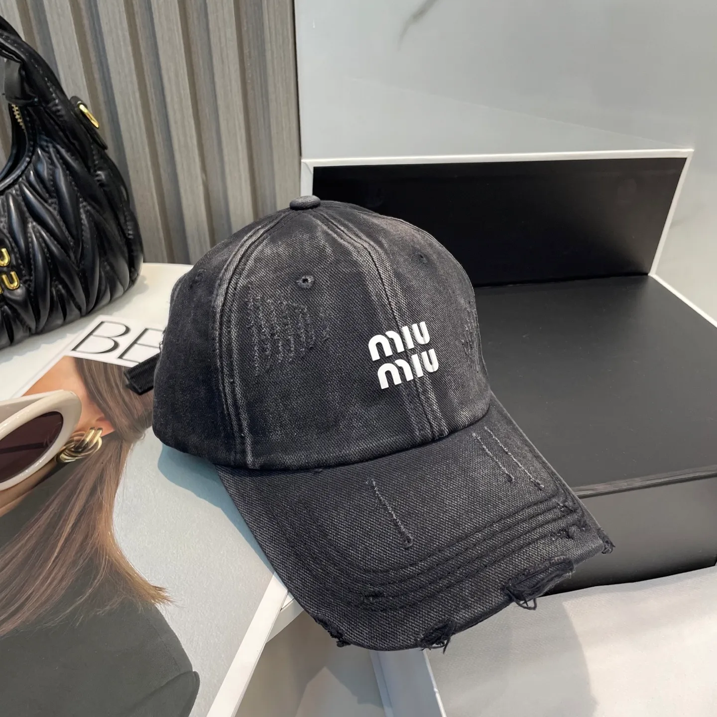 P60 miumiu new solid color baseball cap, the hottest color at the moment - full of street style! Trendy and versatile, Xiaohongshu grows grass, poison, get your boyfriend, and cool together