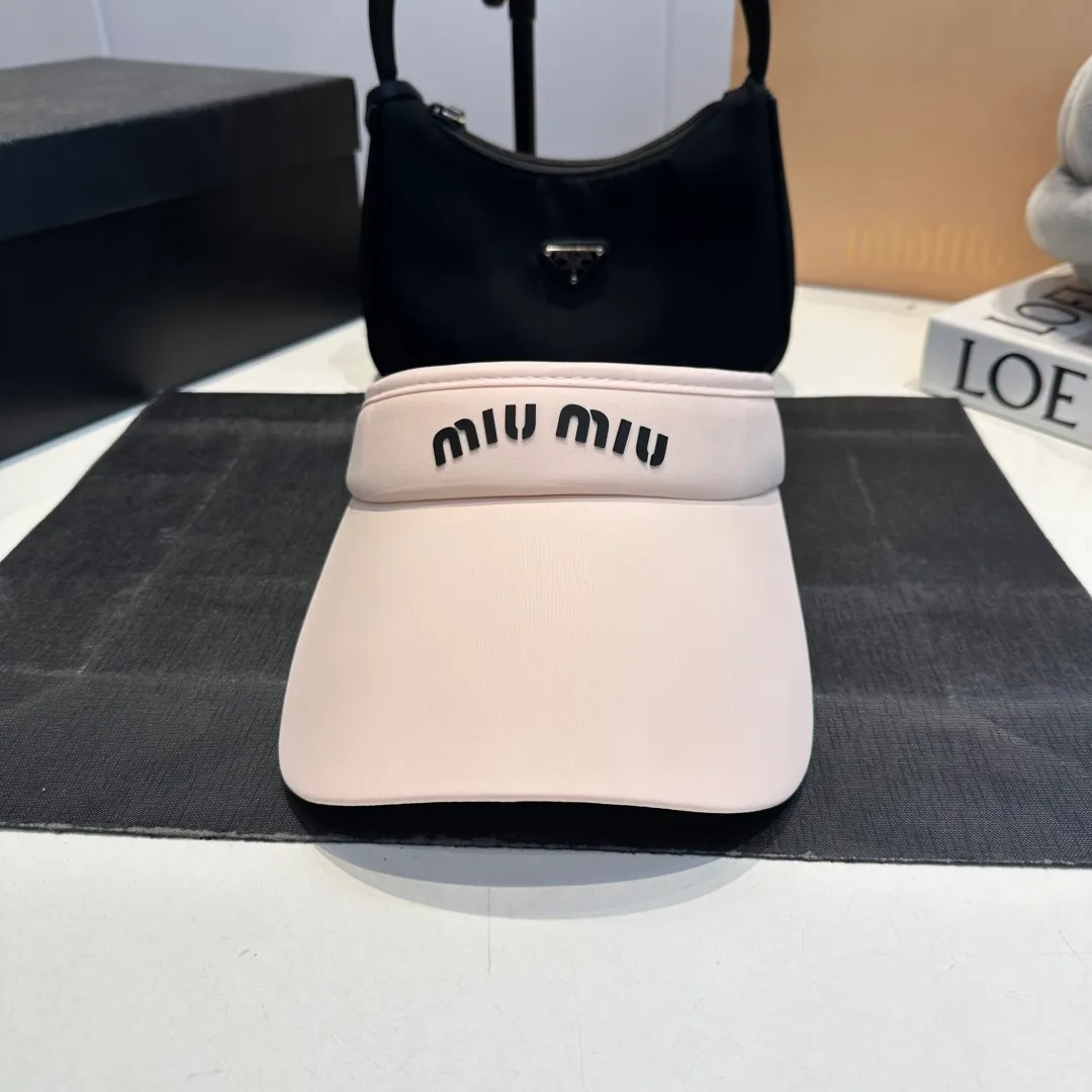 P50 miumiu empty top sun hat, clean silhouette design! Wearing it on any face shape will look like a slap in the face! It not only protects you from the sun but also increases the height of your skull. The key is that it doesn’t block your view at all! It’s suitable for sports or traveling.