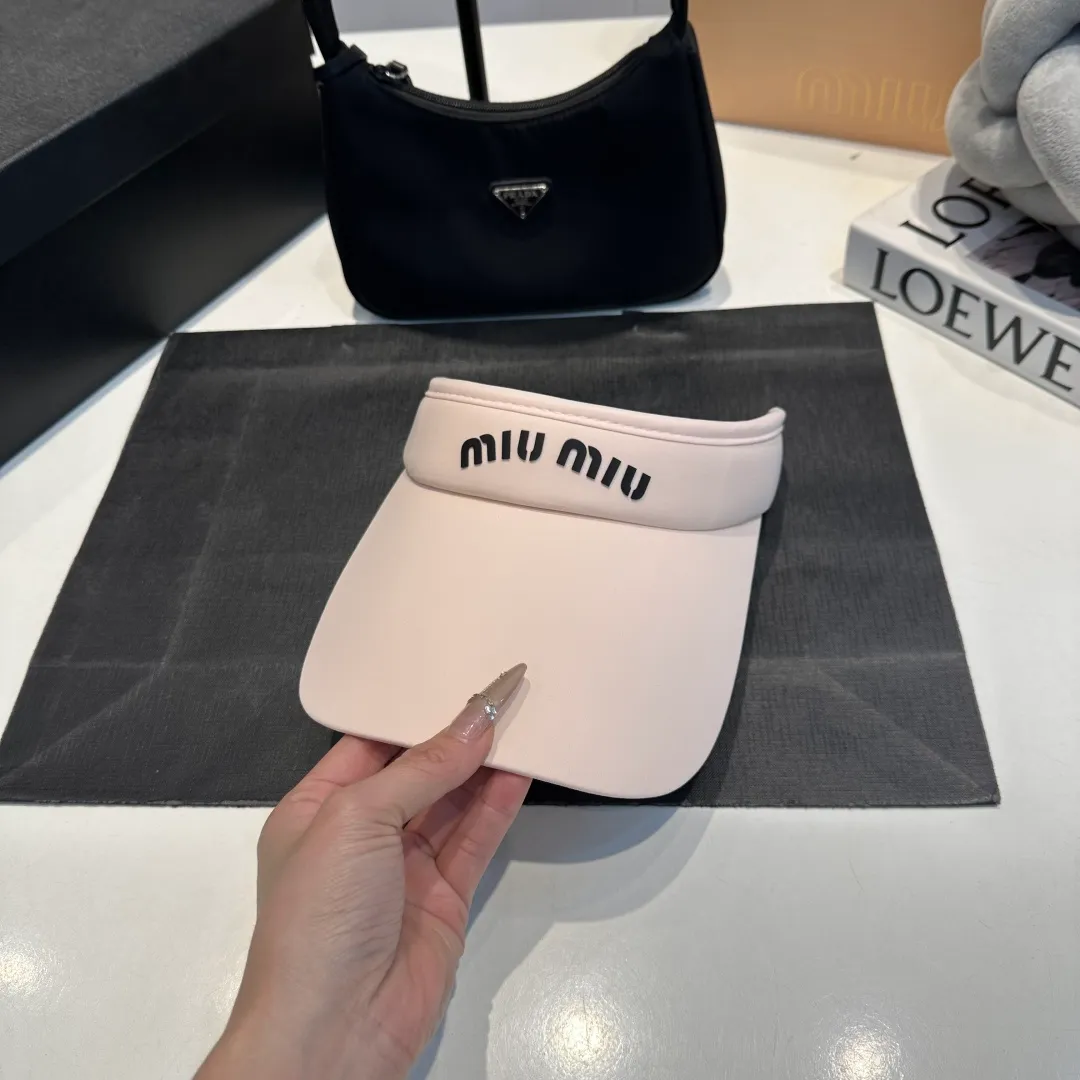 P50 miumiu empty top sun hat, clean silhouette design! Wearing it on any face shape will look like a slap in the face! It not only protects you from the sun but also increases the height of your skull. The key is that it doesn’t block your view at all! It’s suitable for sports or traveling.