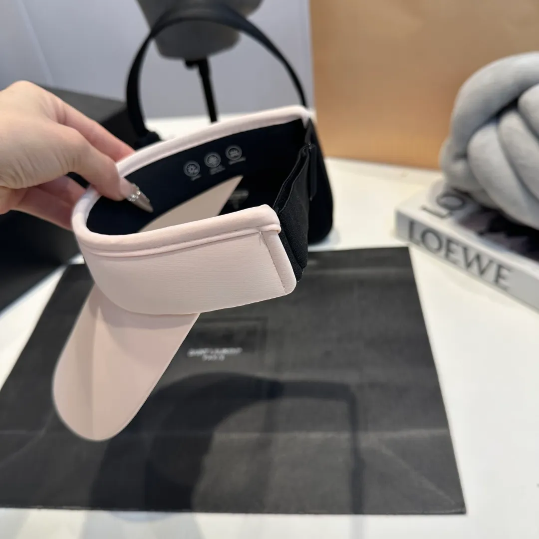 P50 miumiu empty top sun hat, clean silhouette design! Wearing it on any face shape will look like a slap in the face! It not only protects you from the sun but also increases the height of your skull. The key is that it doesn’t block your view at all! It’s suitable for sports or traveling.