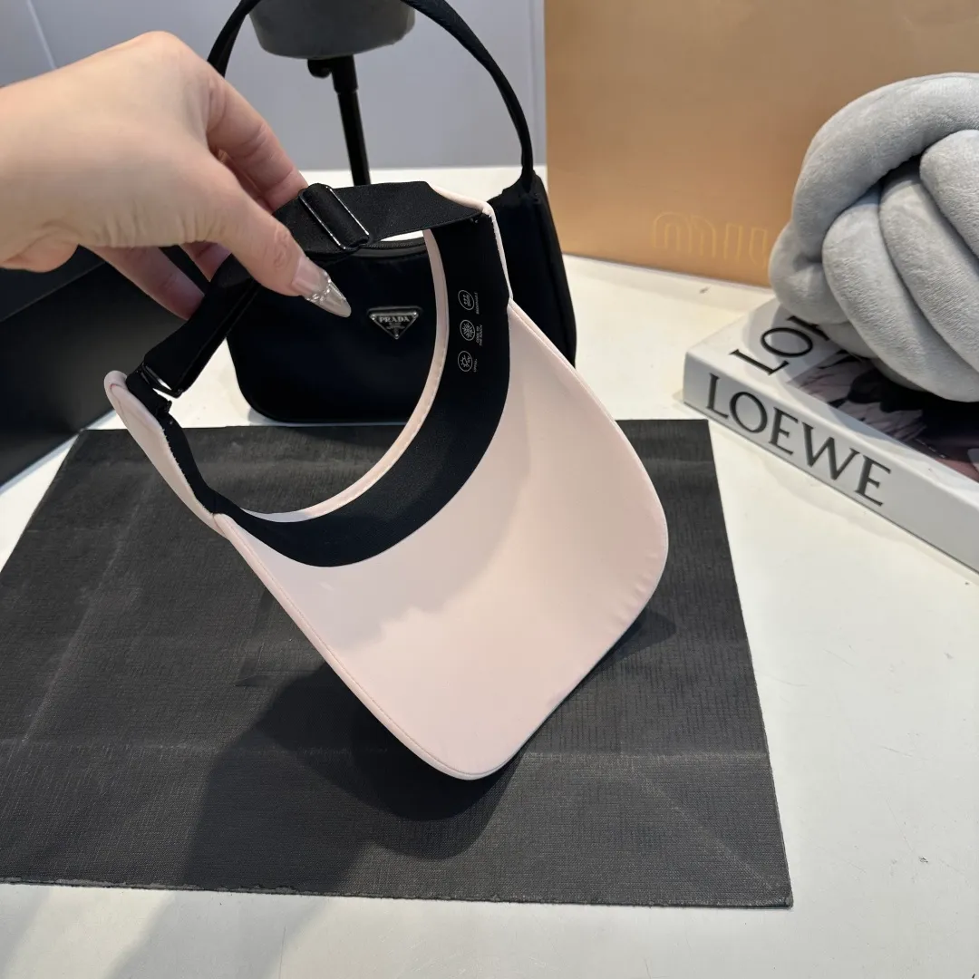 P50 miumiu empty top sun hat, clean silhouette design! Wearing it on any face shape will look like a slap in the face! It not only protects you from the sun but also increases the height of your skull. The key is that it doesn’t block your view at all! It’s suitable for sports or traveling.