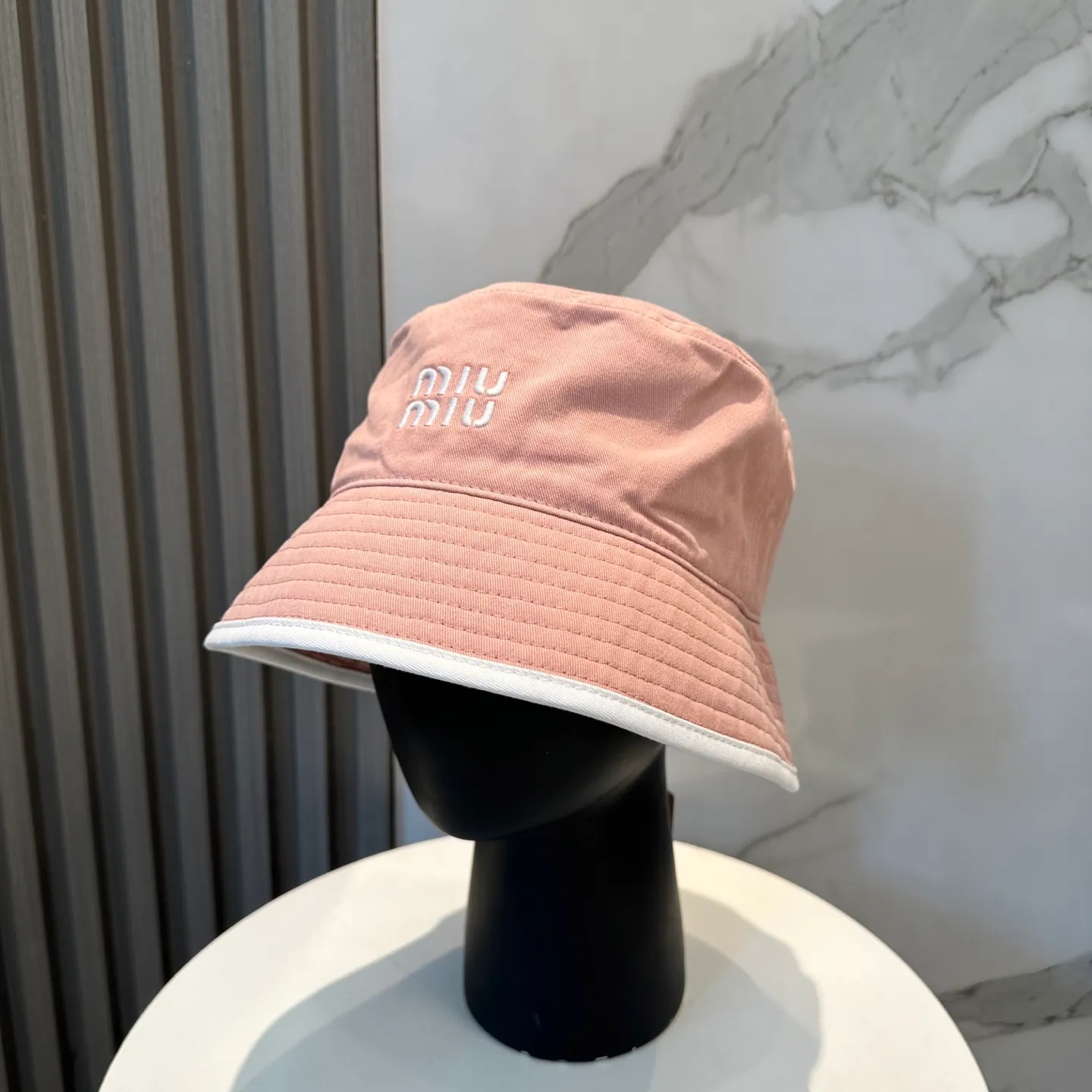 P74💛 Comes with dust bag. [Miumiu Miu Miu] New order style embroidered fisherman hat🧢Big brand style is super easy to match, hurry up and get it!