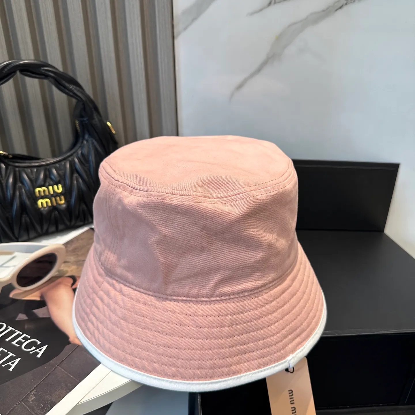 P74💛 Comes with dust bag. [Miumiu Miu Miu] New order style embroidered fisherman hat🧢Big brand style is super easy to match, hurry up and get it!