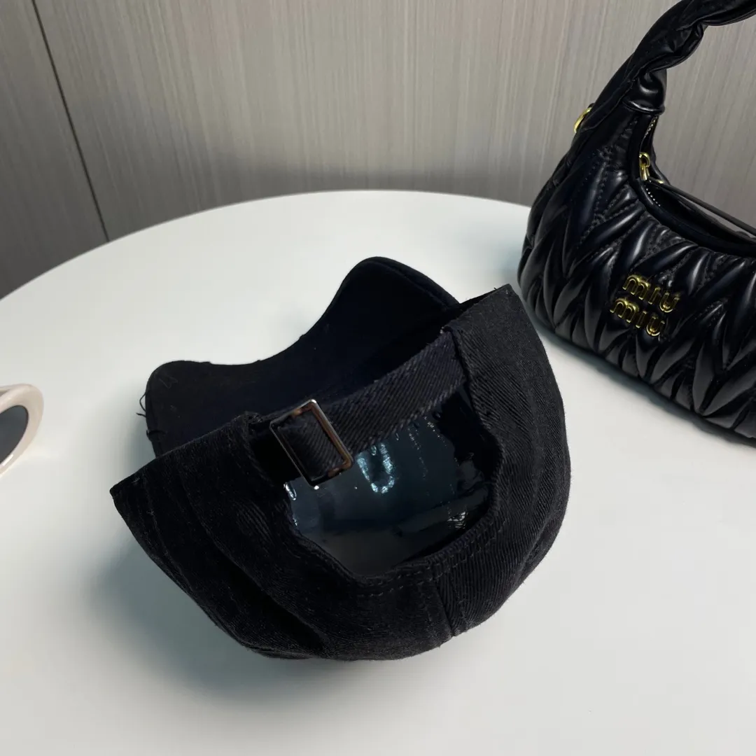 P56 MIUMIU～25 spring new baseball cap This hat is so beautiful! The hole design adds a bit of casualness and uninhibitedness, allowing you to easily wear it with casual wear or sportswear.