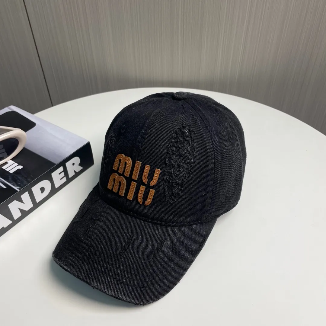 P56 MIUMIU～25 spring new baseball cap This hat is so beautiful! The hole design adds a bit of casualness and uninhibitedness, allowing you to easily wear it with casual wear or sportswear.