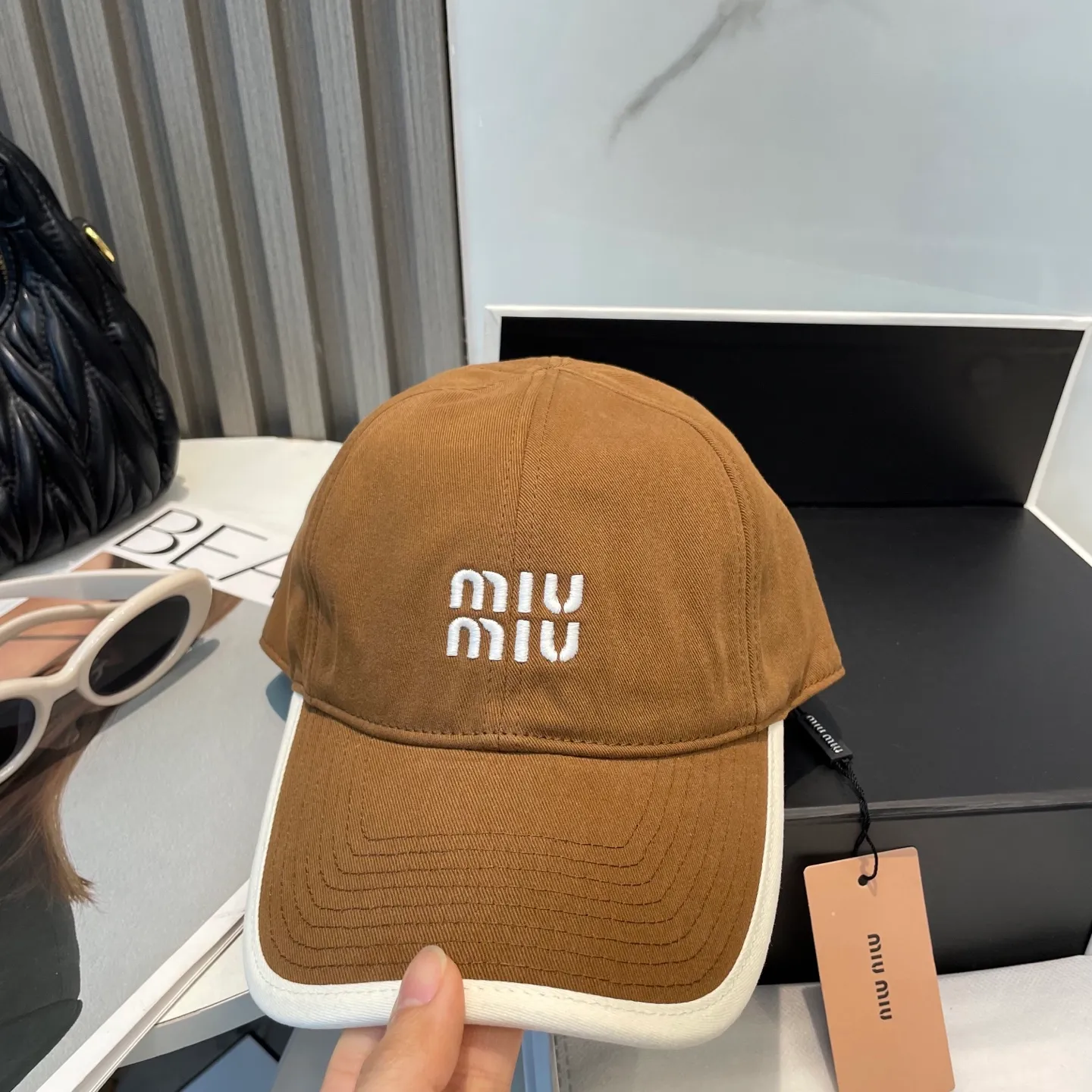 P60💛 Comes with dust bag. [Miumiu Miu Miu] New order style embroidered baseball cap🧢Big brand style is super easy to match, hurry up and get it!