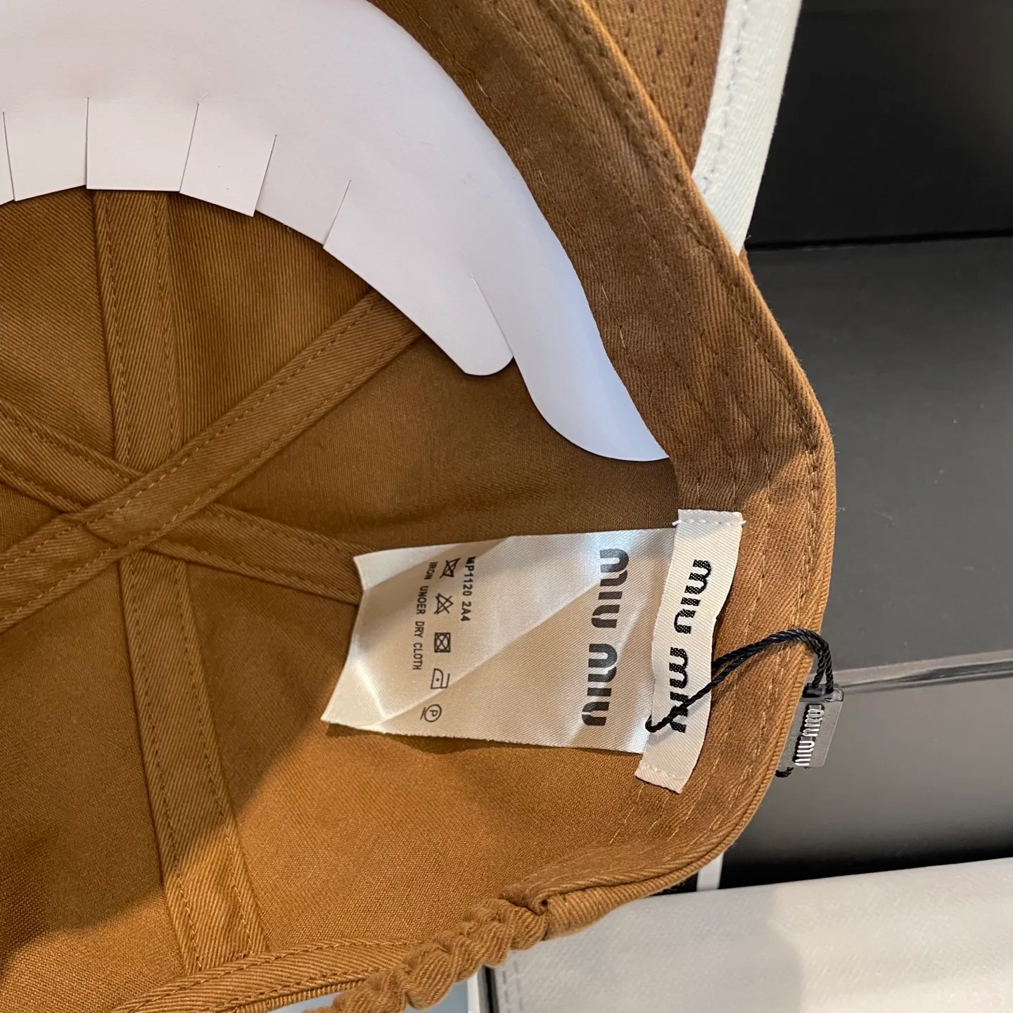 P60💛 Comes with dust bag. [Miumiu Miu Miu] New order style embroidered baseball cap🧢Big brand style is super easy to match, hurry up and get it!