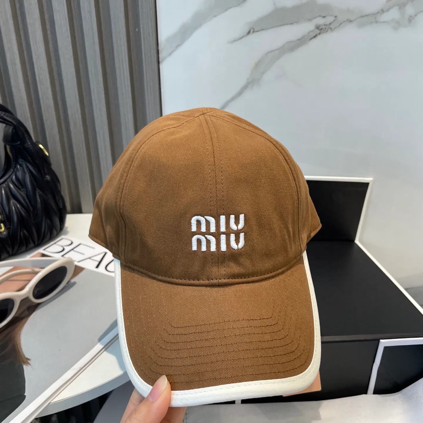 P60💛 Comes with dust bag. [Miumiu Miu Miu] New order style embroidered baseball cap🧢Big brand style is super easy to match, hurry up and get it!