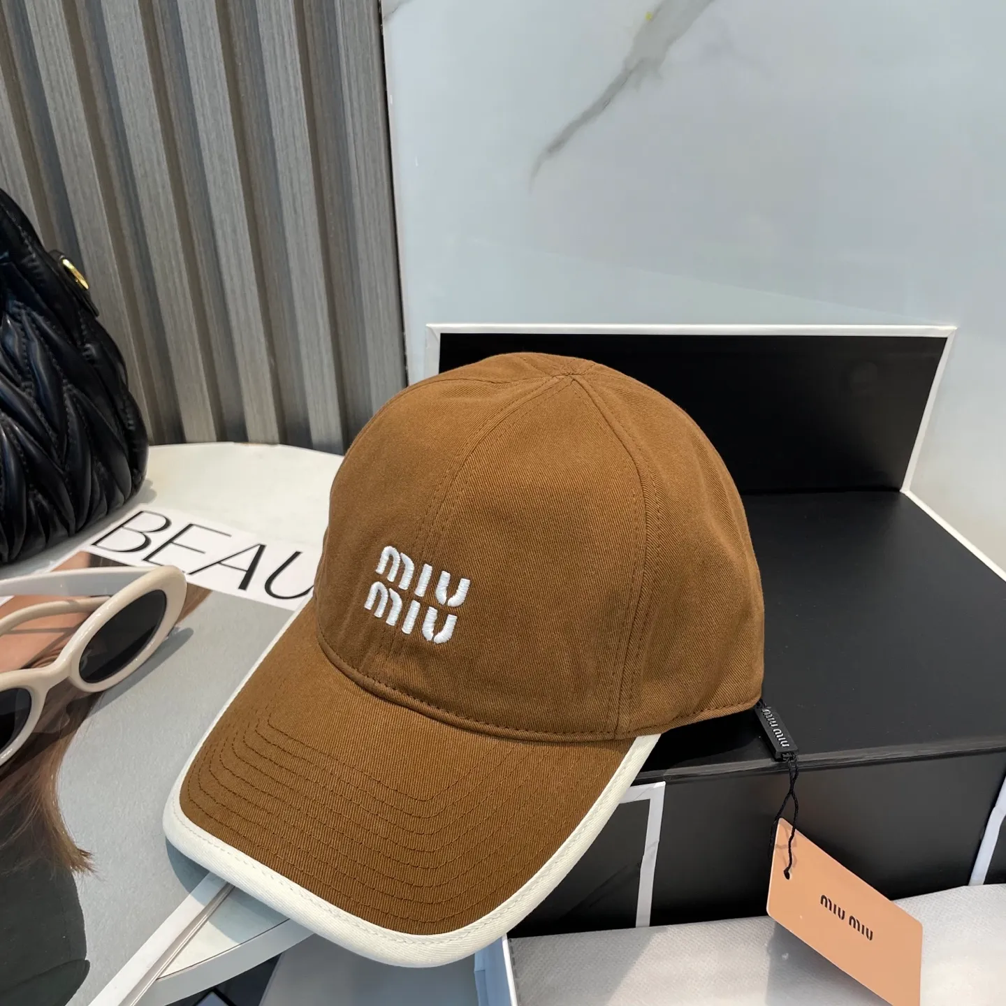 P60💛 Comes with dust bag. [Miumiu Miu Miu] New order style embroidered baseball cap🧢Big brand style is super easy to match, hurry up and get it!