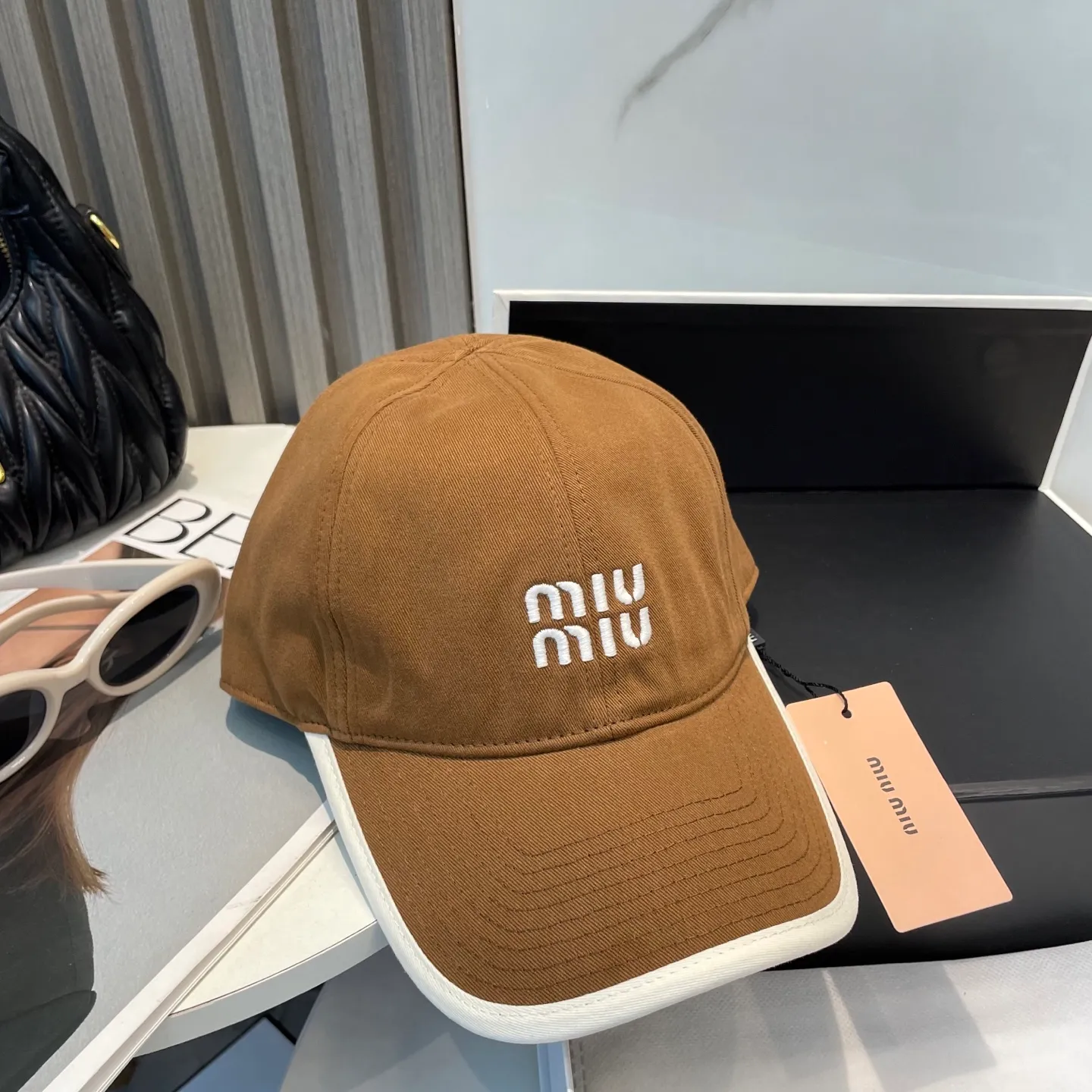 P60💛 Comes with dust bag. [Miumiu Miu Miu] New order style embroidered baseball cap🧢Big brand style is super easy to match, hurry up and get it!