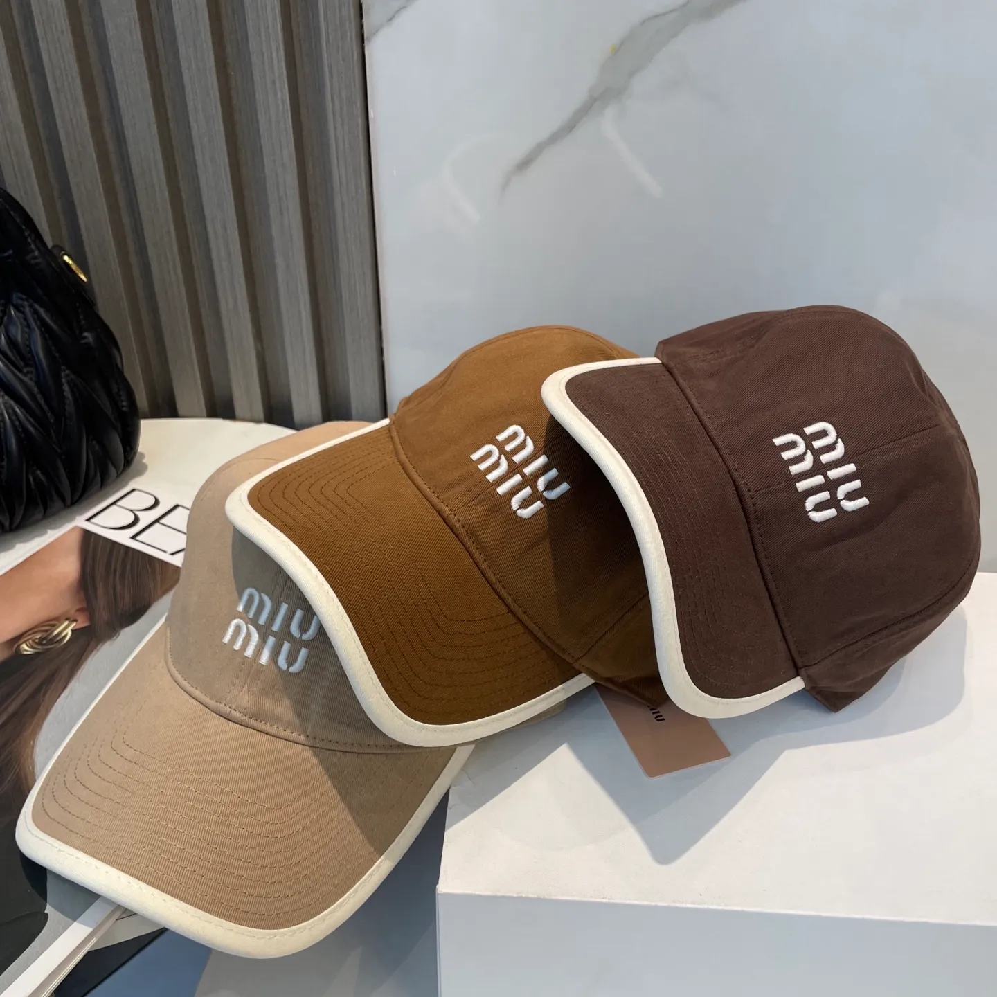 P60💛 Comes with dust bag. [Miumiu Miu Miu] New order style embroidered baseball cap🧢Big brand style is super easy to match, hurry up and get it!