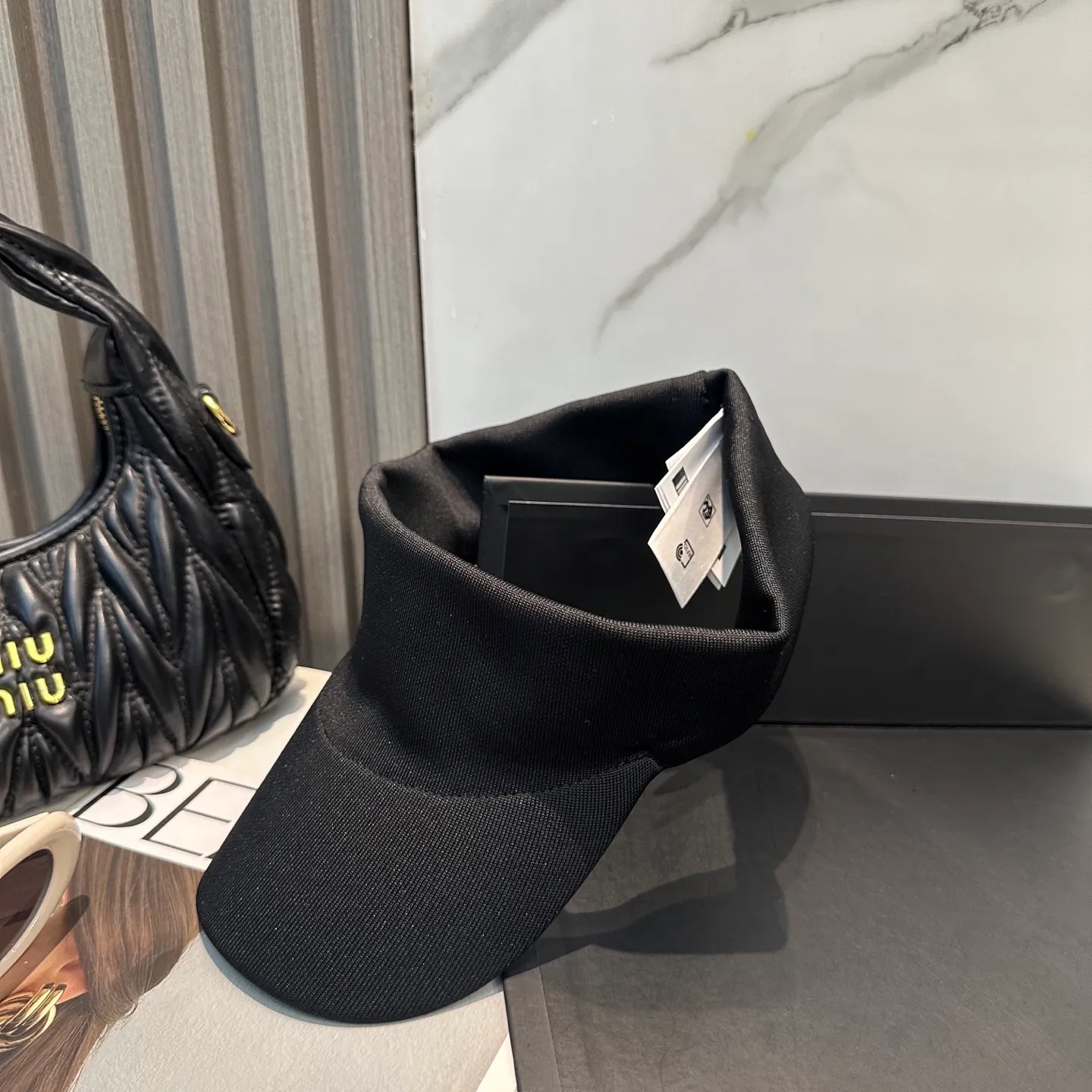 P70 miumiu Miu Miu Sports Hollow Top Tennis Cap 🎾 This hollow top hat is a deep and high-end navy blue, simple and elegant. The exquisite Miu Miu letter embroidery on the side of the hat instantly enhances the overall sense of fashion and brand recognition. It is low-key and luxurious~ The design of the hollow top is really considerate, will not mess up the hairstyle, and can keep the head fresh and breathable. The wide brim can effectively block the sun and has first-class sun protection effect. Whether you wear it with casual sportswear to play outdoors, or wear it with a small skirt to go shopping, it can instantly make you the focus of fashion💃.