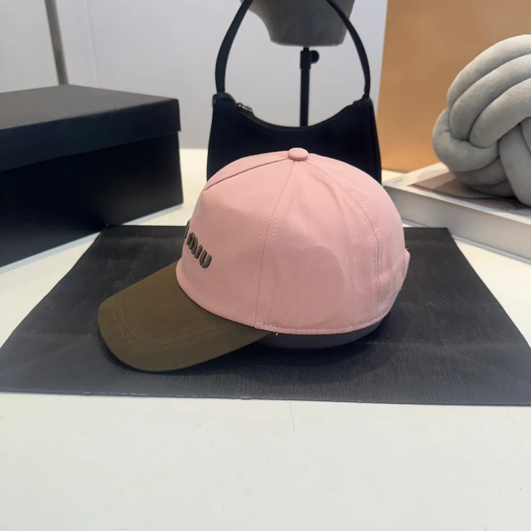 P56 MiuMiu Miu Miu girl's daily baseball cap. A very versatile baseball cap. Classic embroidered logo. Black and white contrasting colors. Versatile. Fashionable.