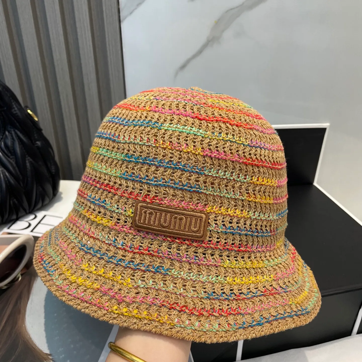 P70 miumiu Miu Miu's new colorful striped knitted hat, made with high density, a super tasteful knitted hat~the first choice for going out on the street! The shape of the hat is super nice, the color is perfect, and it’s light to carry! A must-have for little fairies🧚 Head circumference 57cm