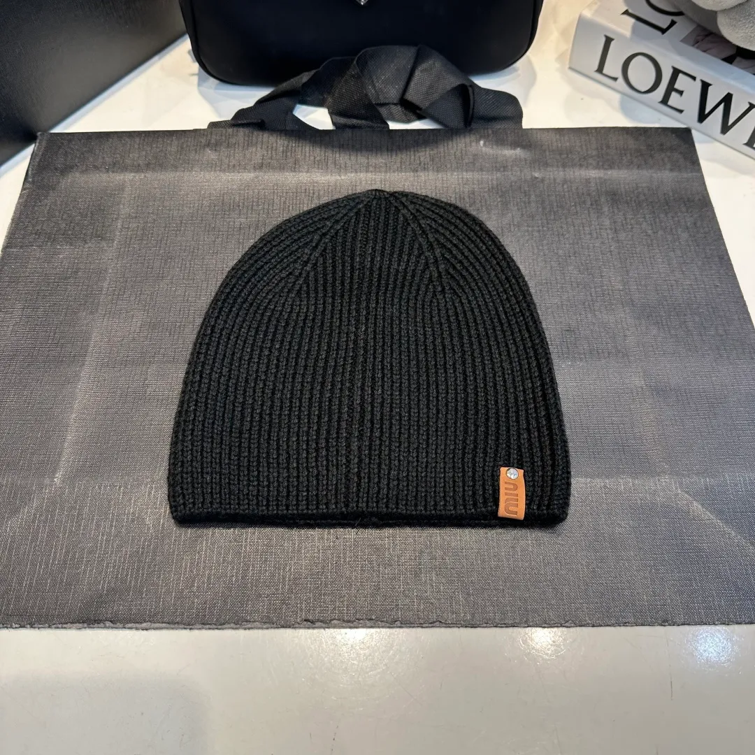 P50 MiuMiu Miu Miu's best-selling model, miumiu's new fall and winter counter knitted woolen hats for men and women, with first-class texture, perfect for going out on the street!