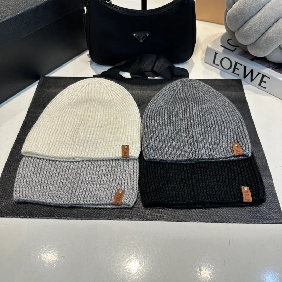 P50 MiuMiu Miu Miu's best-selling model, miumiu's new fall and winter counter knitted woolen hats for men and women, with first-class texture, perfect for going out on the street!