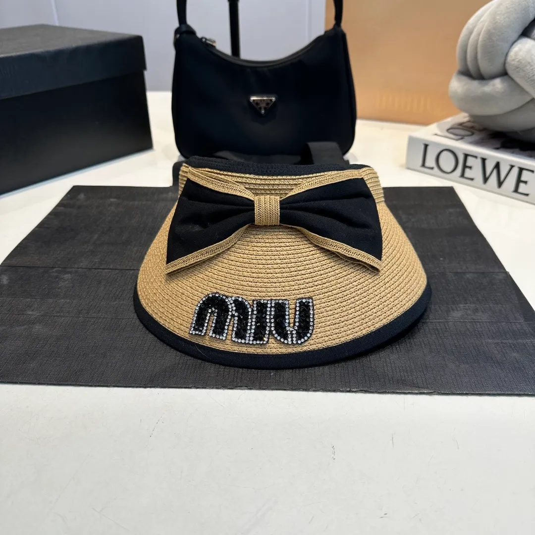 P80 miumiu empty top hat, a must-have item in summer, because it is so easy to match, and it is really super artistic in summer when paired with cool summer style ~ Just wear a little white skirt and you can attract the attention of blockbusters ~ 👉
