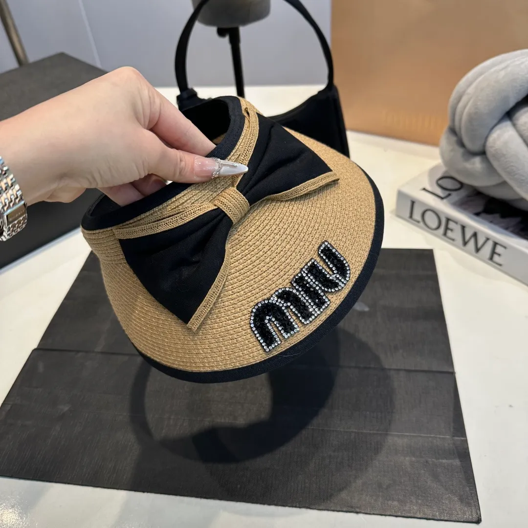 P80 miumiu empty top hat, a must-have item in summer, because it is so easy to match, and it is really super artistic in summer when paired with cool summer style ~ Just wear a little white skirt and you can attract the attention of blockbusters ~ 👉