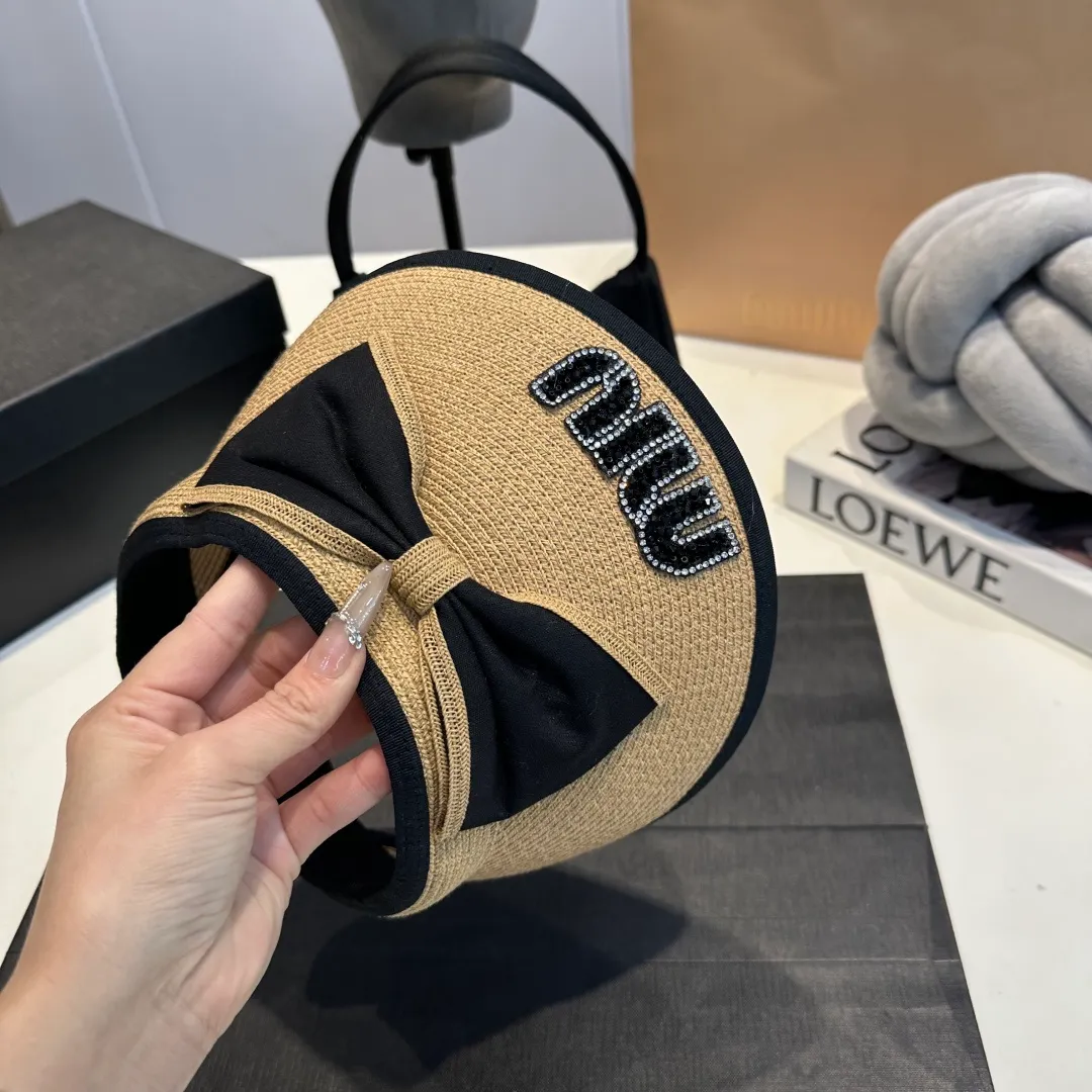 P80 miumiu empty top hat, a must-have item in summer, because it is so easy to match, and it is really super artistic in summer when paired with cool summer style ~ Just wear a little white skirt and you can attract the attention of blockbusters ~ 👉