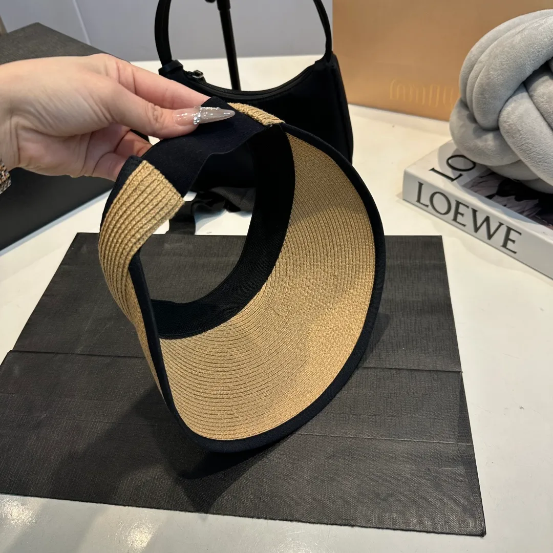 P80 miumiu empty top hat, a must-have item in summer, because it is so easy to match, and it is really super artistic in summer when paired with cool summer style ~ Just wear a little white skirt and you can attract the attention of blockbusters ~ 👉