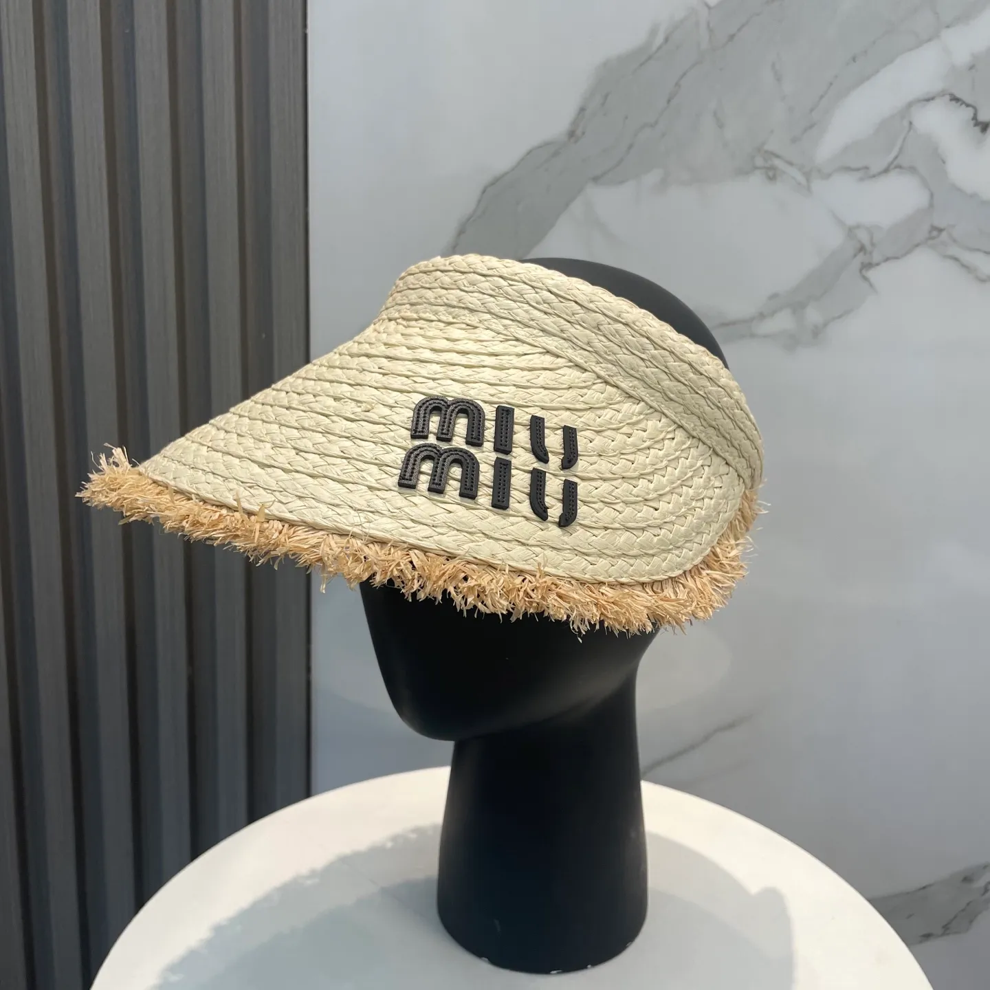 P60 comes with dust bag miumiu empty top hat, a must-have item in summer, because it is so easy to match, and it is really super artistic in summer when paired with cool summer style~ Just wear a little white skirt and you can attract the attention of blockbusters~