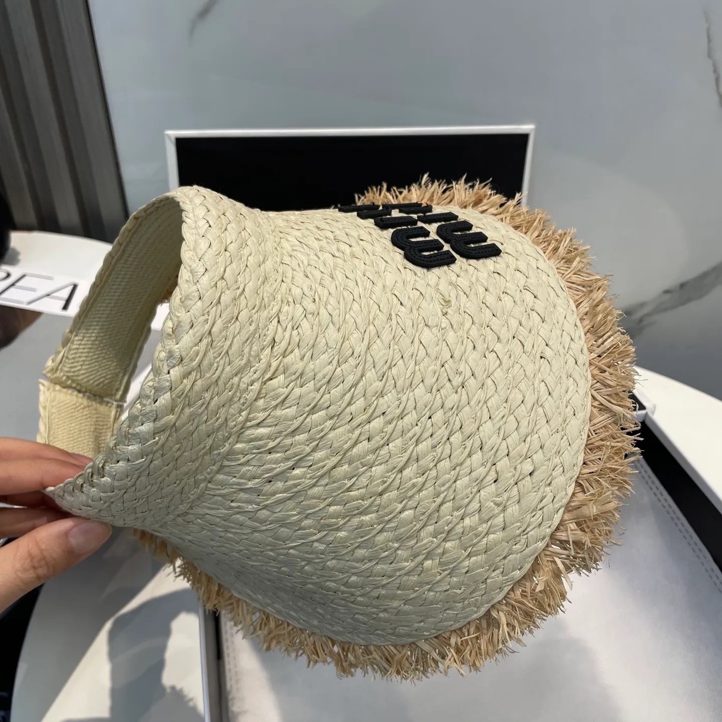 P60 comes with dust bag miumiu empty top hat, a must-have item in summer, because it is so easy to match, and it is really super artistic in summer when paired with cool summer style~ Just wear a little white skirt and you can attract the attention of blockbusters~