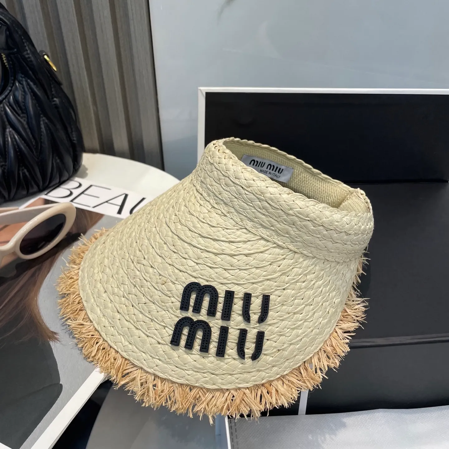 P60 comes with dust bag miumiu empty top hat, a must-have item in summer, because it is so easy to match, and it is really super artistic in summer when paired with cool summer style~ Just wear a little white skirt and you can attract the attention of blockbusters~