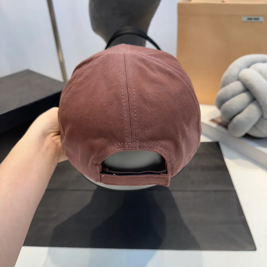 P60 MiuMiu Miu Miu girl's daily baseball cap. A very versatile baseball cap. Classic embroidered logo. Versatile and fashionable.