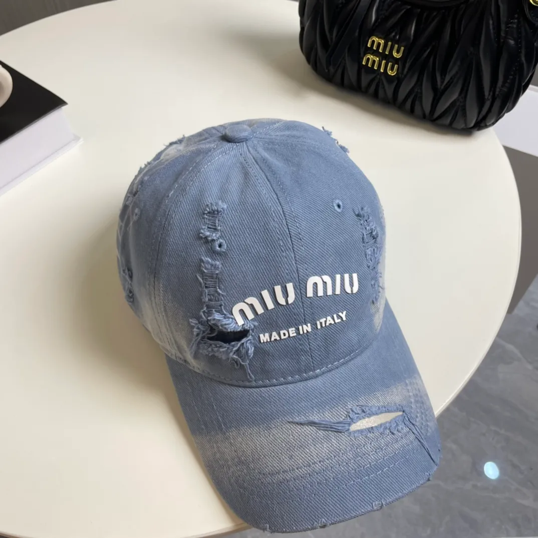 P60 miumiu new solid color baseball cap, the hottest color at the moment - full of street style! Trendy and versatile, Xiaohongshu grows grass, poison, get your boyfriend, and cool together
