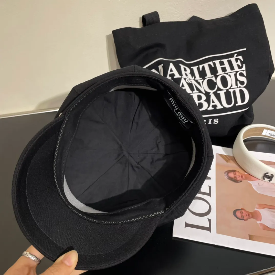P60 miumiu’s new fall and winter octagonal hat is the one that shows off your face! A solid color hat🧢 is a permanent and versatile style! Do you agree? ✅Sisters👭
