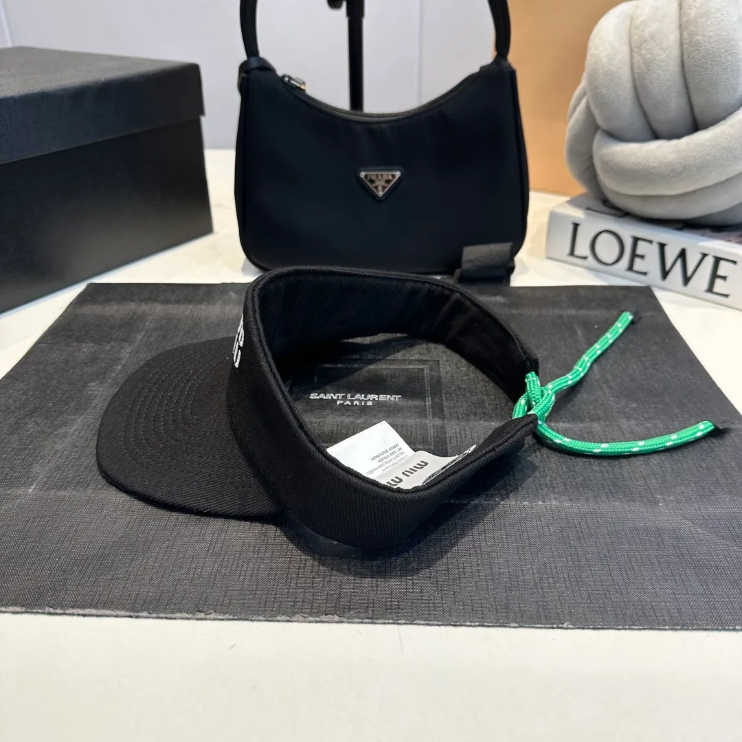P80 MIUMIU sports and fitness empty top hat made of pure cotton. Whether it is cycling, running, tennis, playing, yoga, or daily outings, it is more outstanding. It can also provide sun protection and shade. It kills two birds with one stone. The product design of a big brand is simple and fashionable!    The material is comfortable and not stuffy🥵It has a very concave shape. Once you put it on, you will instantly lift your head🆙 It has classic colors🖤🤍. Colors can increase the sense of vitality💖