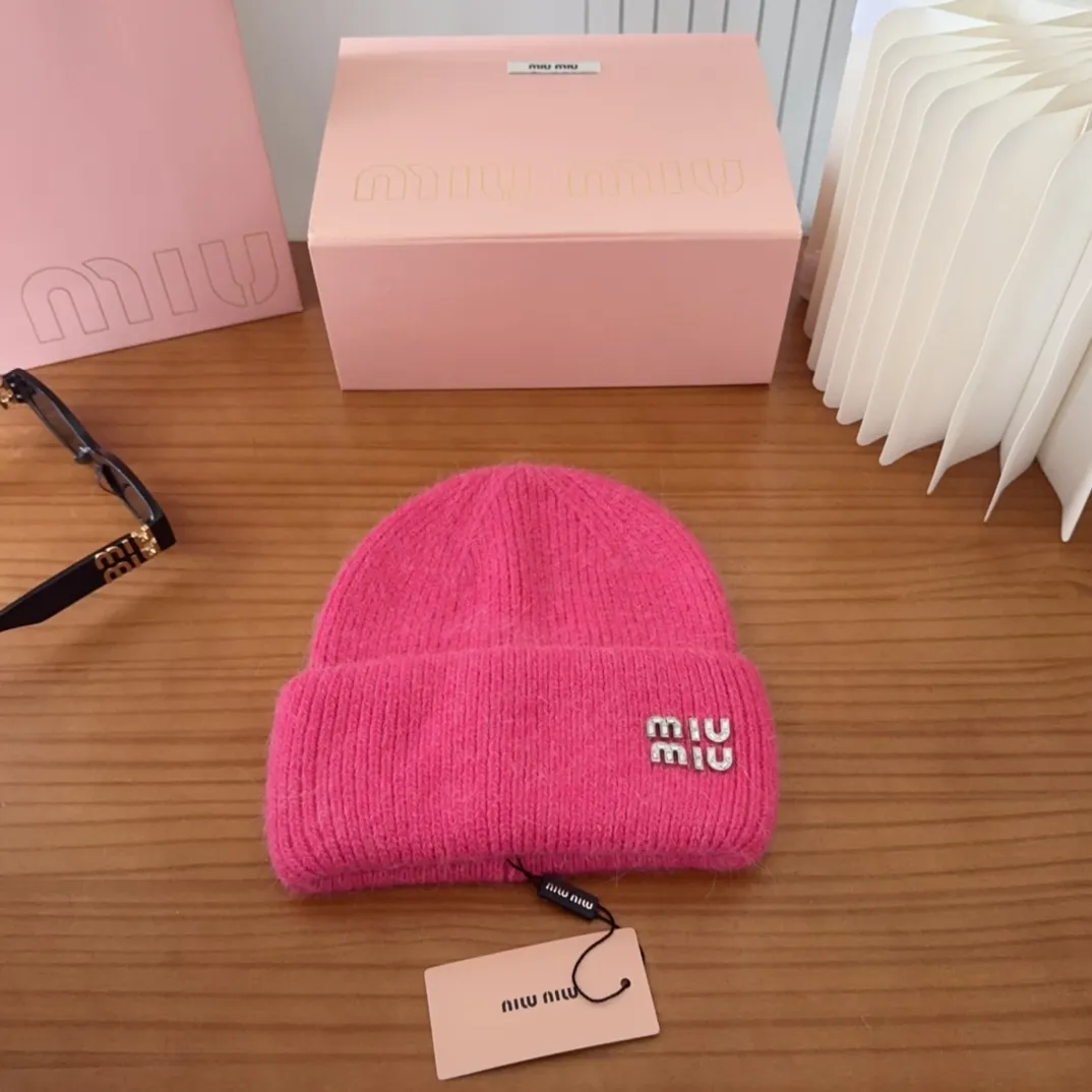💰56 miumiu🐰Angora rabbit fur autumn and winter woolen hat This high-grade gray dyeing is very difficult to dye! What's more, the material of rabbit fur is like starting from scratch! Highly recommend to everyone. This hat goes well with any type of clothing. It can be both casual and sweet!