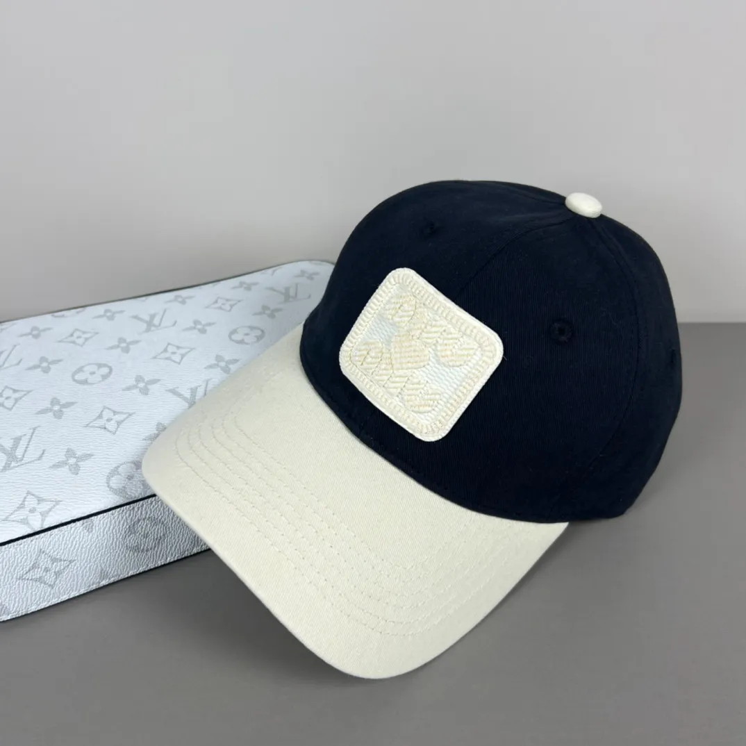56💰Miumiu (recommended by Xiaohongshu’s popular model) original spring and summer new baseball cap, authentic mold-making and custom-made, the original workmanship is meticulous and the quality is superb!