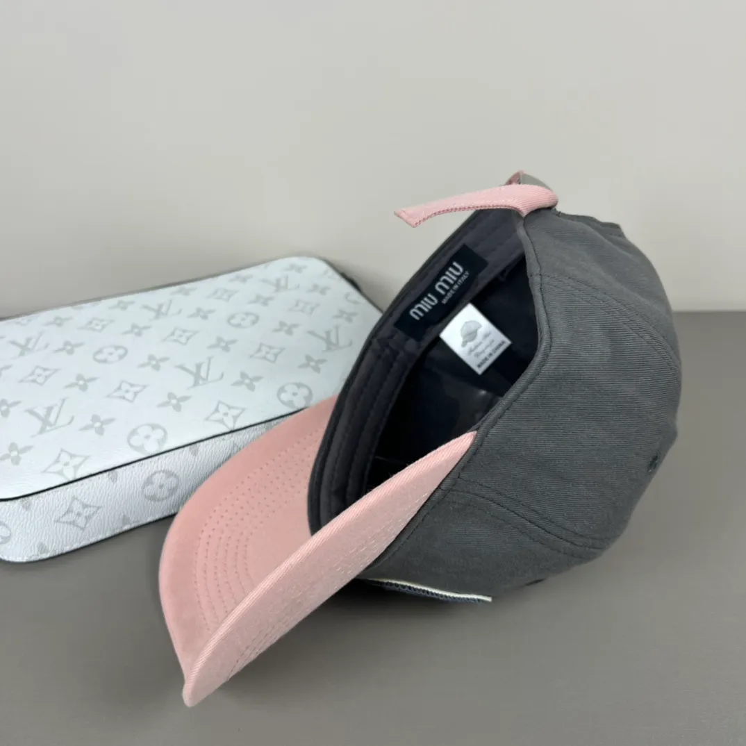 56💰Miumiu (recommended by Xiaohongshu’s popular model) original spring and summer new baseball cap, authentic mold-making and custom-made, the original workmanship is meticulous and the quality is superb!