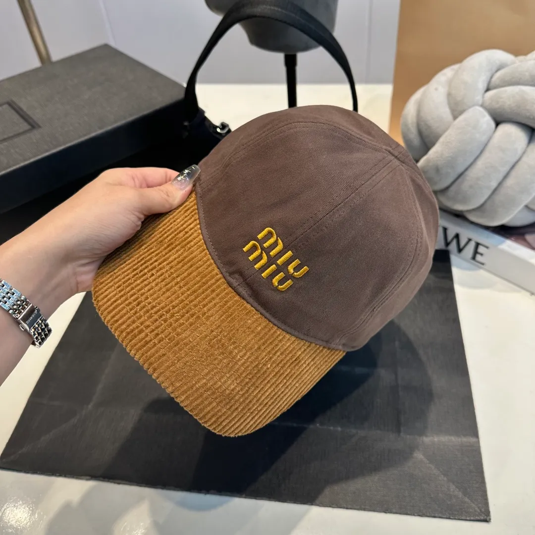 P60 MIU MIU new baseball cap This denim denim baseball cap is decorated with MIUMIU Cruise embroidered micro logo on the side, highlighting the simple brand style and creating a refined, comfortable and charming look.