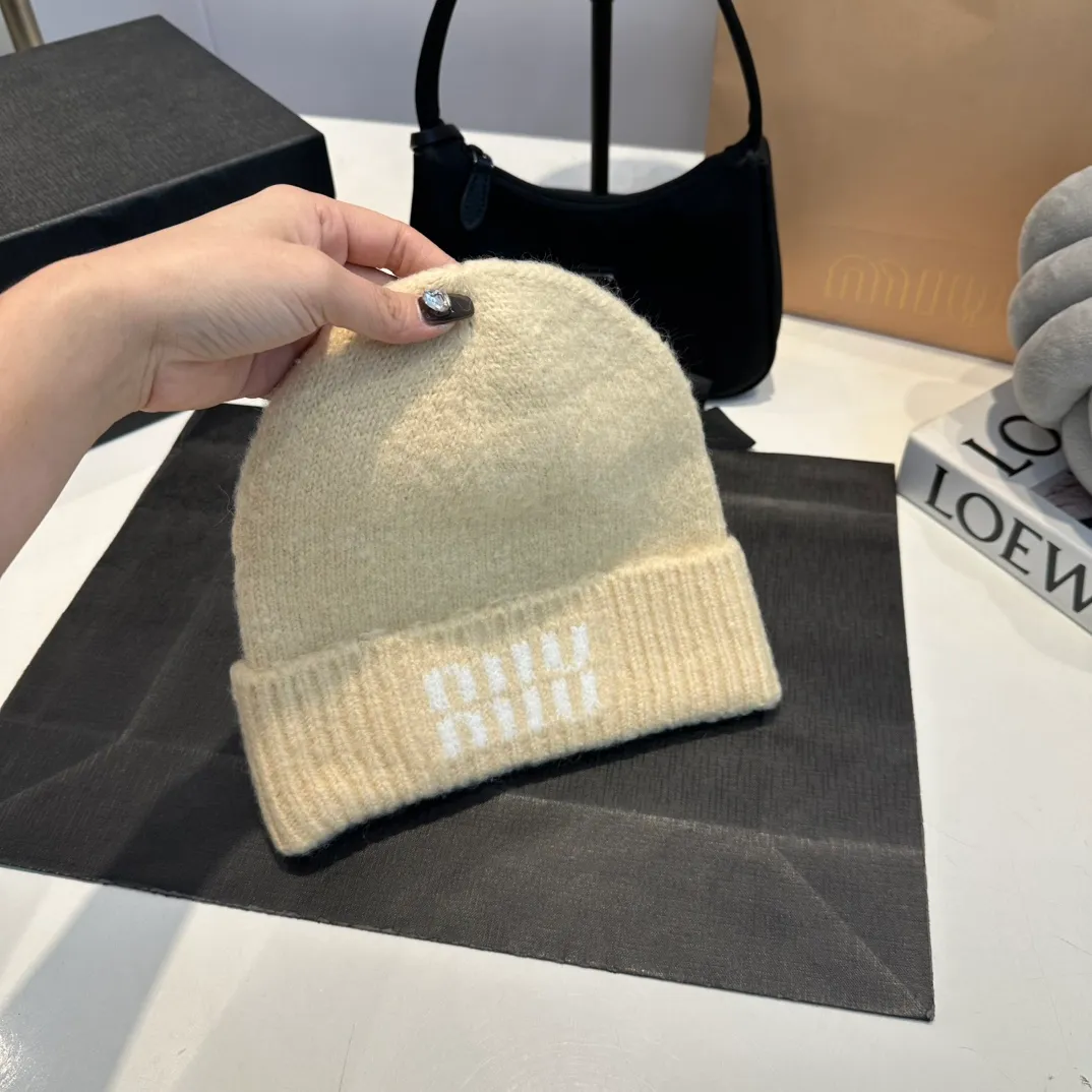 P56 miumiu Miu Miu counter new knitted woolen hat