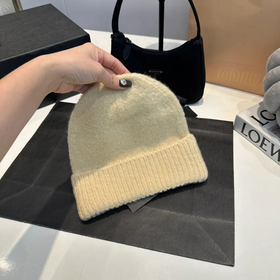 P56 miumiu Miu Miu counter new knitted woolen hat