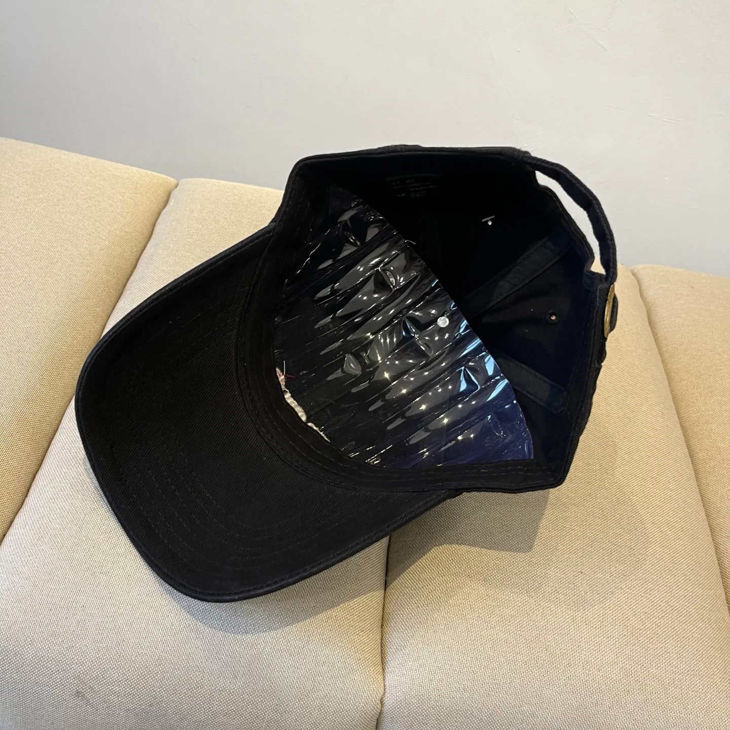 P60 miumiu original spring and summer new baseball cap, authentic mold-making and custom-made, the original workmanship is meticulous and the quality is superb!
