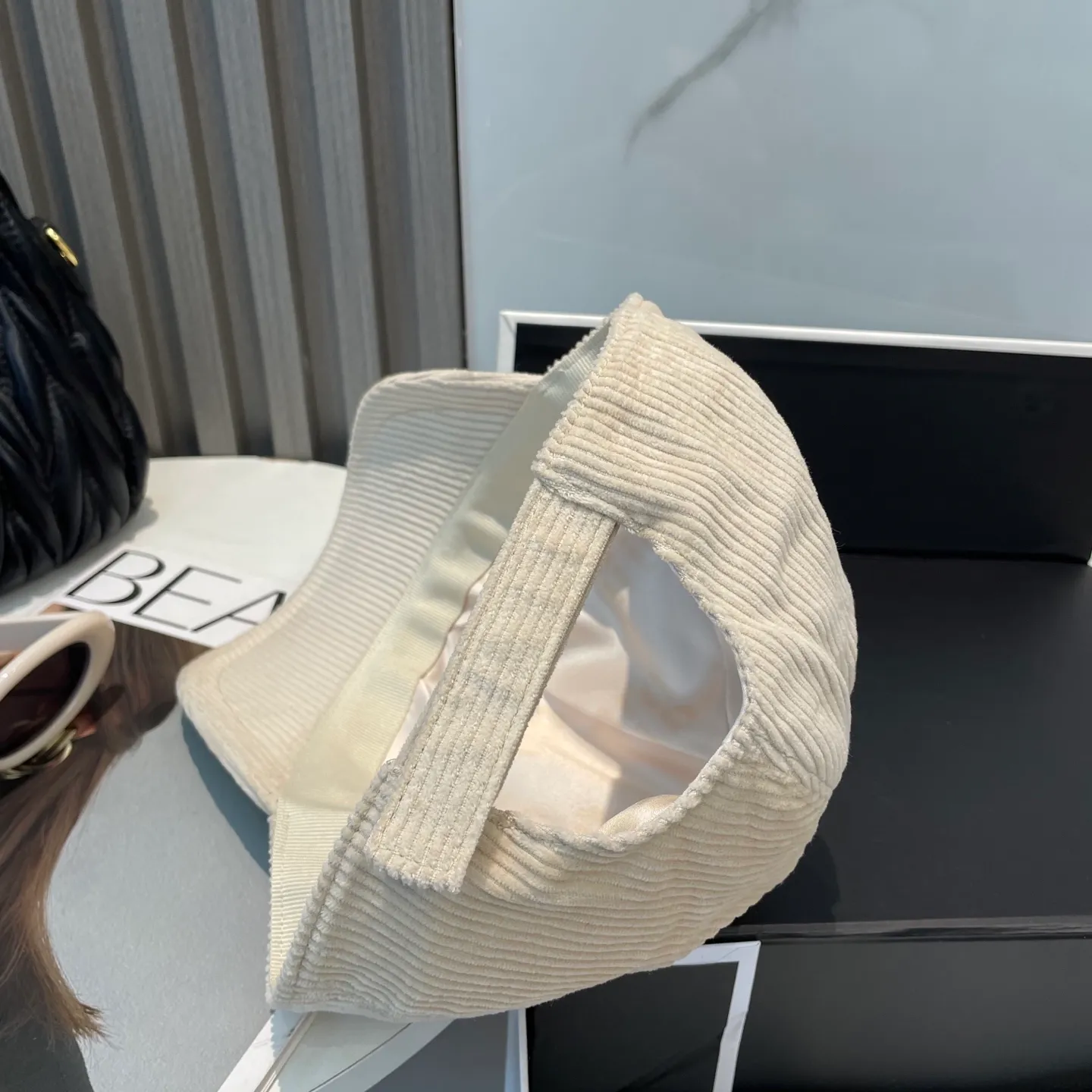 P70 miumiu limited new corduroy baseball cap, corduroy textured peaked cap. A very attractive baseball cap🧢~Same style for men and women. It brings a sense of atmosphere when you go out every day. It feels great to change it occasionally.