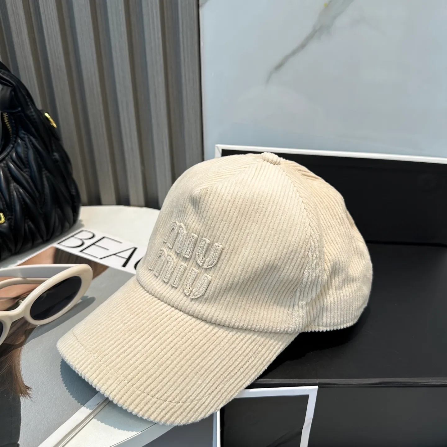 P70 miumiu limited new corduroy baseball cap, corduroy textured peaked cap. A very attractive baseball cap🧢~Same style for men and women. It brings a sense of atmosphere when you go out every day. It feels great to change it occasionally.