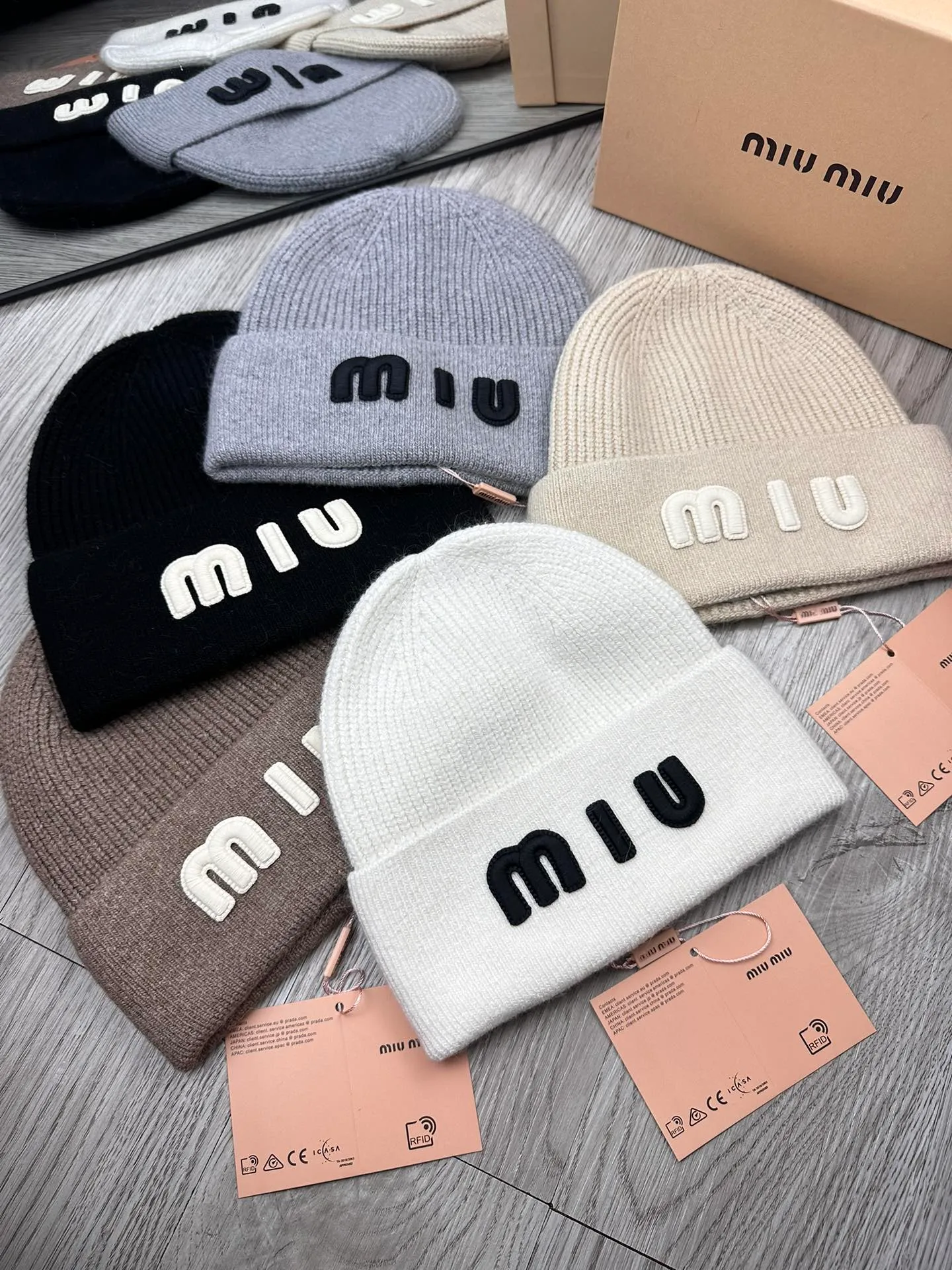 🌹¥100. miumiu. [Wool single hat] Small wool provided by customer! A precious collection of soul hats! Colored yarn supplied by customers. Every color is very beautiful! classic! Soft to the touch. 70% wool ➕ 30% rabbit fur. A combed lamb can only produce 30-40g of wool. Such a hat requires three or four lambs. Don't compare it with ordinary hats on the market. Is the yarn supplied by the customer good? The market products are incomparable! The materials are top-notch and luxurious. This is the charm of the product. It is easy to get in and out of the counter. If you come to the mixed counter, you will definitely buy it. I love the plain color and every color. And it is durable! It can be worn by men, women and children! When you see the real thing, you can beautify it ~