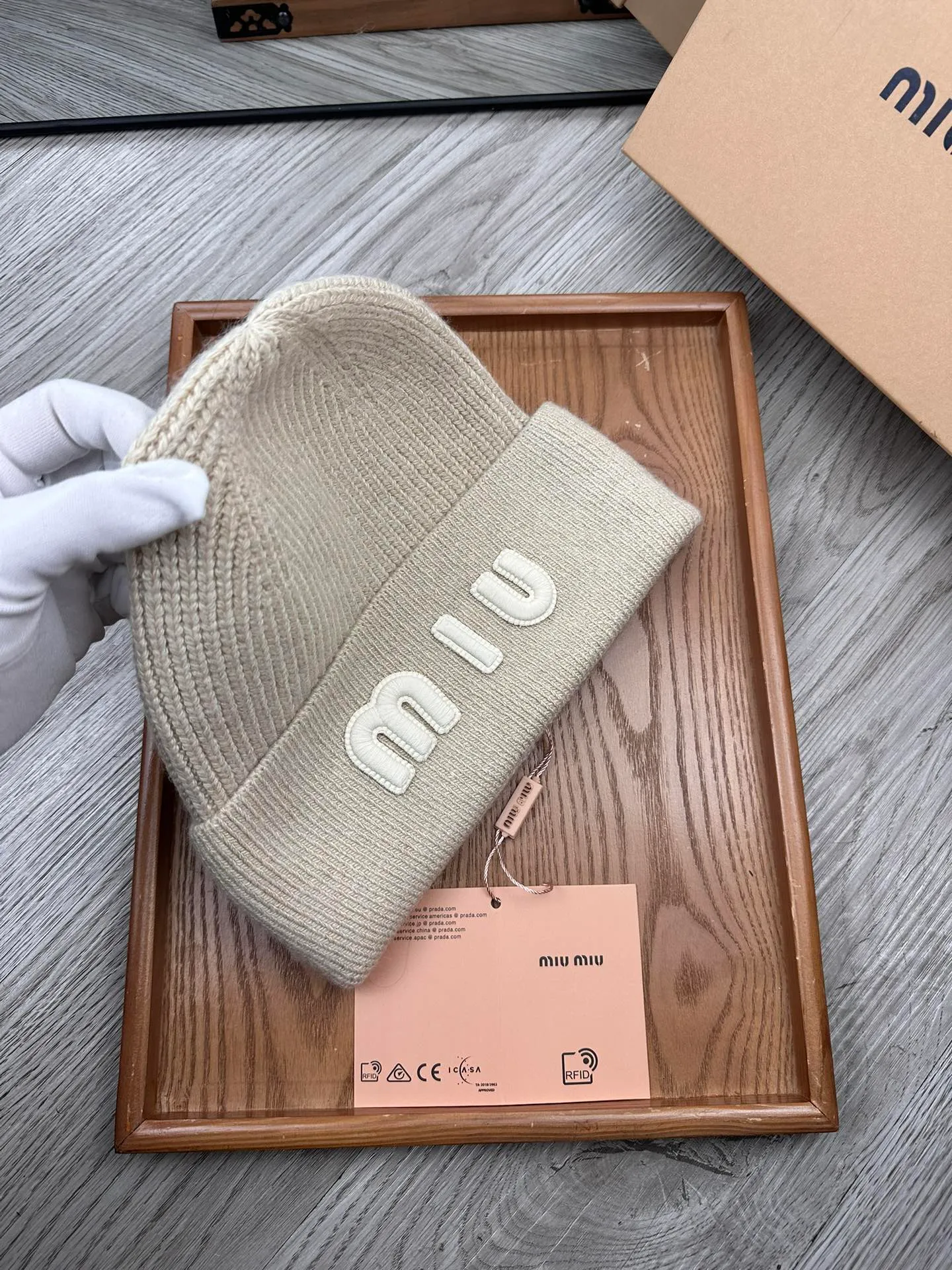🌹¥100. miumiu. [Wool single hat] Small wool provided by customer! A precious collection of soul hats! Colored yarn supplied by customers. Every color is very beautiful! classic! Soft to the touch. 70% wool ➕ 30% rabbit fur. A combed lamb can only produce 30-40g of wool. Such a hat requires three or four lambs. Don't compare it with ordinary hats on the market. Is the yarn supplied by the customer good? The market products are incomparable! The materials are top-notch and luxurious. This is the charm of the product. It is easy to get in and out of the counter. If you come to the mixed counter, you will definitely buy it. I love the plain color and every color. And it is durable! It can be worn by men, women and children! When you see the real thing, you can beautify it ~