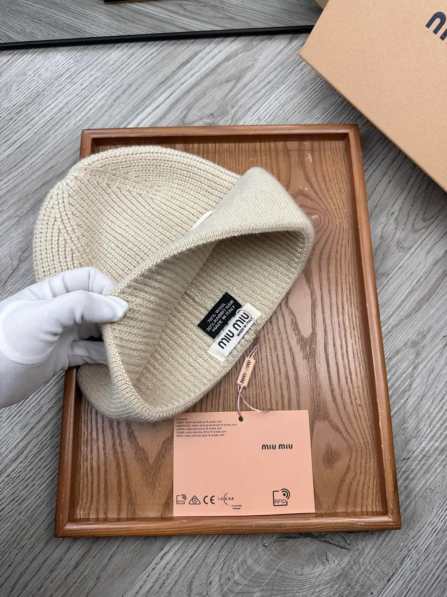 🌹¥100. miumiu. [Wool single hat] Small wool provided by customer! A precious collection of soul hats! Colored yarn supplied by customers. Every color is very beautiful! classic! Soft to the touch. 70% wool ➕ 30% rabbit fur. A combed lamb can only produce 30-40g of wool. Such a hat requires three or four lambs. Don't compare it with ordinary hats on the market. Is the yarn supplied by the customer good? The market products are incomparable! The materials are top-notch and luxurious. This is the charm of the product. It is easy to get in and out of the counter. If you come to the mixed counter, you will definitely buy it. I love the plain color and every color. And it is durable! It can be worn by men, women and children! When you see the real thing, you can beautify it ~